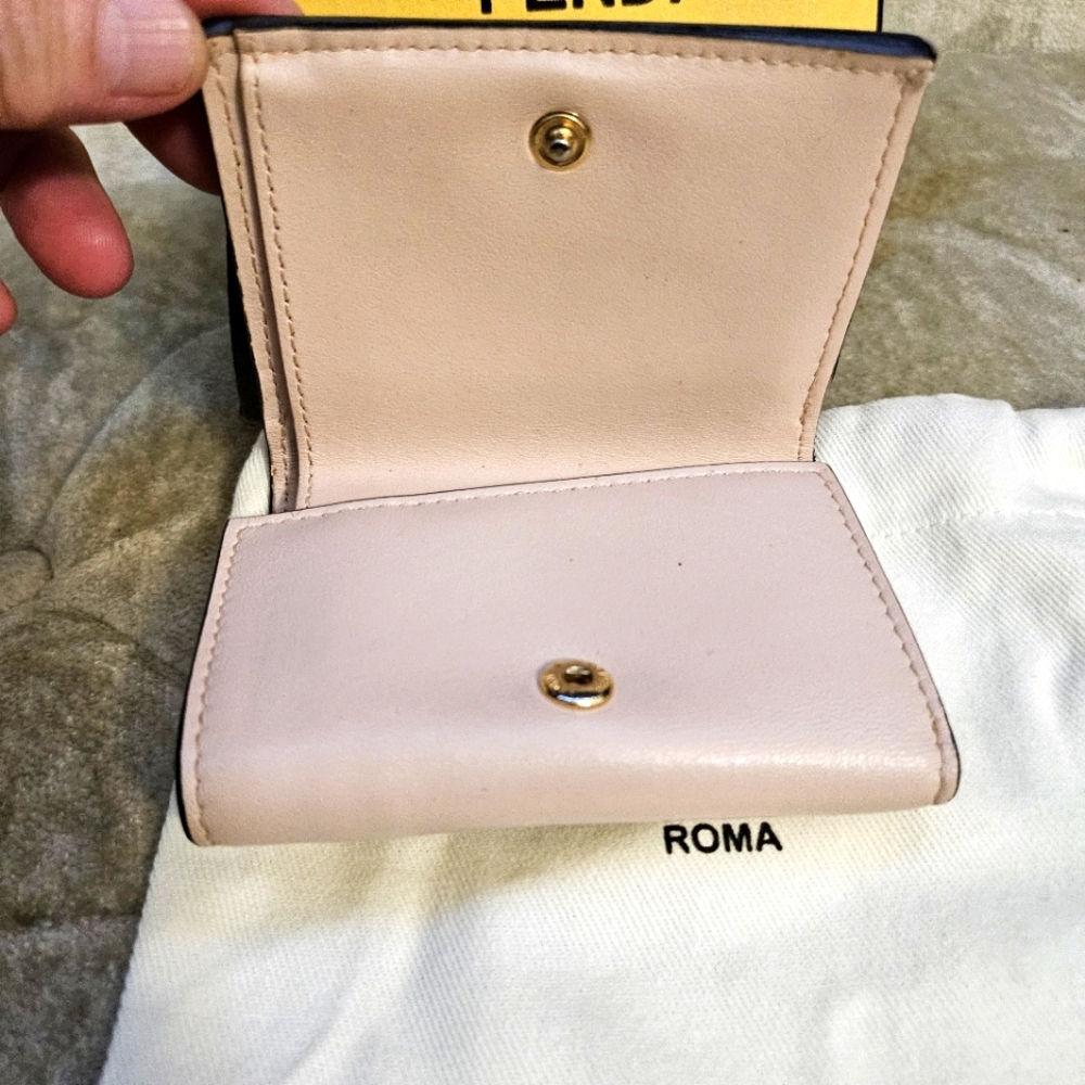 Authentic Fendi small compact wallet in light pink color - Picture 10 of 11